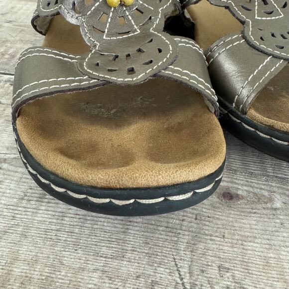 Clarks Bendable Sandals Womens 9M Beaded 2 Strap Taupe Brown Gray Slides READ - Picture 11 of 13